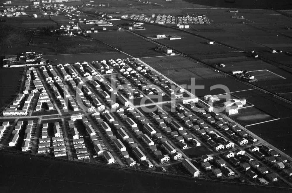 1960 BRESCIA ripresa aerea del Quartiere Violino NEGATIVO ORIGINALE 4 Negativo originale in bianco e nero su pellicola.  E' SEVERAMENTE VIETATA LA RIPRODUZIONE.TUTTI I DIRITTI SONO RISERVATI.ICharta mette in vendita, sul negozio eBay e in esclusiva sul sito "icharta" il proprio archivio composto da numerose diapositive e negativi fotografici d'epoca, tutti originali e autentici.Si tratta di uno sguardo inedito sull'attualità, la politica, la vita quotidiana, il gossip e la cultura, che fotografa il cambiamento della nazione (e non solo) tra il 1890 ed il 1990 circa. Un'occasione unica per il mercato del collezionismo, che vede finalmente disponibile un archivio eccezionale per vastità, tematiche e condizioni, in un settore (il negativo fotografico e la diapositiva) di assoluta novità e dalle interessanti prospettive di investimento. CONDIZIONI:FAIR/discretoFORMATO: cm 9 x 6 originale e autentica 1