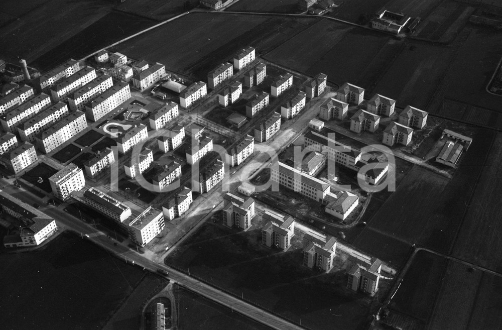 1960 BRESCIA ripresa aerea del Quartiere Lamarmora NEGATIVO ORIGINALE 2 Negativo originale in bianco e nero su pellicola.  E' SEVERAMENTE VIETATA LA RIPRODUZIONE.TUTTI I DIRITTI SONO RISERVATI.ICharta mette in vendita, sul negozio eBay e in esclusiva sul sito "icharta" il proprio archivio composto da numerose diapositive e negativi fotografici d'epoca, tutti originali e autentici.Si tratta di uno sguardo inedito sull'attualità, la politica, la vita quotidiana, il gossip e la cultura, che fotografa il cambiamento della nazione (e non solo) tra il 1890 ed il 1990 circa. Un'occasione unica per il mercato del collezionismo, che vede finalmente disponibile un archivio eccezionale per vastità, tematiche e condizioni, in un settore (il negativo fotografico e la diapositiva) di assoluta novità e dalle interessanti prospettive di investimento. CONDIZIONI:FAIR/discretoFORMATO: cm 9 x 6 originale e autentica 1