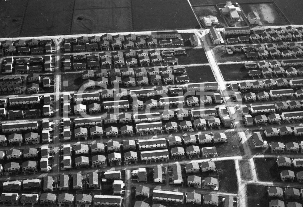 1960 BRESCIA ripresa aerea del Quartiere Lamarmora NEGATIVO ORIGINALE 3 Negativo originale in bianco e nero su pellicola.  E' SEVERAMENTE VIETATA LA RIPRODUZIONE.TUTTI I DIRITTI SONO RISERVATI.ICharta mette in vendita, sul negozio eBay e in esclusiva sul sito "icharta" il proprio archivio composto da numerose diapositive e negativi fotografici d'epoca, tutti originali e autentici.Si tratta di uno sguardo inedito sull'attualità, la politica, la vita quotidiana, il gossip e la cultura, che fotografa il cambiamento della nazione (e non solo) tra il 1890 ed il 1990 circa. Un'occasione unica per il mercato del collezionismo, che vede finalmente disponibile un archivio eccezionale per vastità, tematiche e condizioni, in un settore (il negativo fotografico e la diapositiva) di assoluta novità e dalle interessanti prospettive di investimento. CONDIZIONI:FAIR/discretoFORMATO: cm 9 x 6 originale e autentica 1