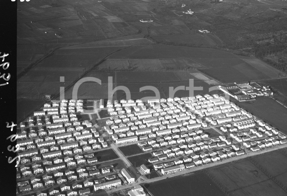 1960 BRESCIA ripresa aerea del Villaggio Badia NEGATIVO ORIGINALE 2 Negativo originale in bianco e nero su pellicola.  E' SEVERAMENTE VIETATA LA RIPRODUZIONE.TUTTI I DIRITTI SONO RISERVATI.ICharta mette in vendita, sul negozio eBay e in esclusiva sul sito "icharta" il proprio archivio composto da numerose diapositive e negativi fotografici d'epoca, tutti originali e autentici.Si tratta di uno sguardo inedito sull'attualità, la politica, la vita quotidiana, il gossip e la cultura, che fotografa il cambiamento della nazione (e non solo) tra il 1890 ed il 1990 circa. Un'occasione unica per il mercato del collezionismo, che vede finalmente disponibile un archivio eccezionale per vastità, tematiche e condizioni, in un settore (il negativo fotografico e la diapositiva) di assoluta novità e dalle interessanti prospettive di investimento. CONDIZIONI:FAIR/discretoFORMATO: cm 9 x 6 originale e autentica 1