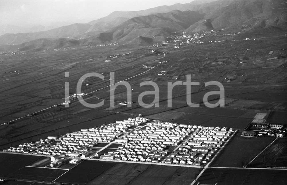 1960 BRESCIA ripresa aerea del Villaggio Badia NEGATIVO ORIGINALE 1 Negativo originale in bianco e nero su pellicola.  E' SEVERAMENTE VIETATA LA RIPRODUZIONE.TUTTI I DIRITTI SONO RISERVATI.ICharta mette in vendita, sul negozio eBay e in esclusiva sul sito "icharta" il proprio archivio composto da numerose diapositive e negativi fotografici d'epoca, tutti originali e autentici.Si tratta di uno sguardo inedito sull'attualità, la politica, la vita quotidiana, il gossip e la cultura, che fotografa il cambiamento della nazione (e non solo) tra il 1890 ed il 1990 circa. Un'occasione unica per il mercato del collezionismo, che vede finalmente disponibile un archivio eccezionale per vastità, tematiche e condizioni, in un settore (il negativo fotografico e la diapositiva) di assoluta novità e dalle interessanti prospettive di investimento. CONDIZIONI:FAIR/discretoFORMATO: cm 9 x 6 originale e autentica 1