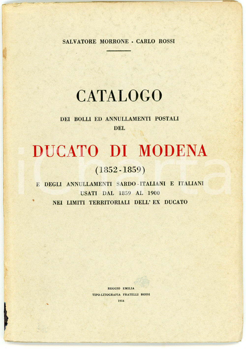 1954 Salvatore MORRONE Carlo ROSSI Catalogo bolli postali del Ducato di Modena Pubblicazione d'epoca.TITOLO COMPLETO: Catalogo dei bolli ed annullamenti postali del Ducato di Modena (1852-1859) e degli annullamenti sardo-italiani e italiani usati dal 1859 al 1900 nei limiti territoriali dell'ex Ducato.EDITORE: Tipo-litografia Fratelli Rossi - Reggio Emilia PAGINE: 82CONDIZIONI:POOR/danneggiato Macchie al dorso, bruniture e piccolo strappo in copertinaFORMATO: 17x25 cm originale e autentica 1