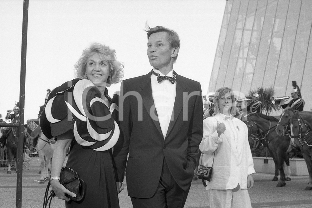 35mm NEGATIVO ORIGINALE 1987 CANNES Micael YORK e la moglie Patricia MC CALLUM 2 Negativo originale in bianco e nero, in formato 35mm CONDIZIONI:  FAIR E' SEVERAMENTE VIETATA LA RIPRODUZIONE.TUTTI I DIRITTI SONO RISERVATI. ICharta mette in vendita, sul negozio eBay e in esclusiva sul sito "icharta" il proprio archivio composto da numerose diapositive e negativi fotografici d'epoca, tutti originali e autentici, che attraversano la storia del costume italiano tra gli la fine degli anni Sessanta e Novanta.Si tratta di uno sguardo inedito sull'attualit&agrave;, la politica, la vita quotidiana, il gossip e la cultura, che fotografa il cambiamento della nazione in quest'ultimo scorcio del XX secolo. Un'occasione unica per il mercato del collezionismo, che vede finalmente disponibile un archivio eccezionale per vastit&agrave;, tematiche e condizioni, in un settore (il negativo fotografico e la diapositiva) di assoluta novit&agrave; e dalle interessanti prospettive di investimento.   originale e autentica 1