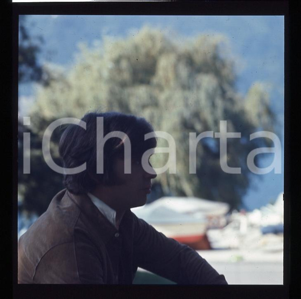 1970ca LAGO DI COMO Georgie FAME Clive Powell *DIAPOSITIVA ORIGINALE 2   Diapositiva originale a colori E' SEVERAMENTE VIETATA LA RIPRODUZIONE.TUTTI I DIRITTI SONO RISERVATI ICharta mette in vendita, sul negozio eBay e in esclusiva sul sito "icharta" il proprio archivio composto da numerose diapositive e negativi fotografici d'epoca, tutti originali e autentici, che attraversano la storia del costume italiano tra gli la fine degli anni Sessanta e Novanta.Si tratta di uno sguardo inedito sull'attualità, la politica, la vita quotidiana, il gossip e la cultura, che fotografa il cambiamento della nazione in quest'ultimo scorcio del XX secolo. Un'occasione unica per il mercato del collezionismo, che vede finalmente disponibile un archivio eccezionale per vastità, tematiche e condizioni, in un settore (il negativo fotografico e la diapositiva) di assoluta novità e dalle interessanti prospettive di investimento. CONDIZIONI:FAIR/discretoFORMATO: cm 6 x 6 originale e autentica 1