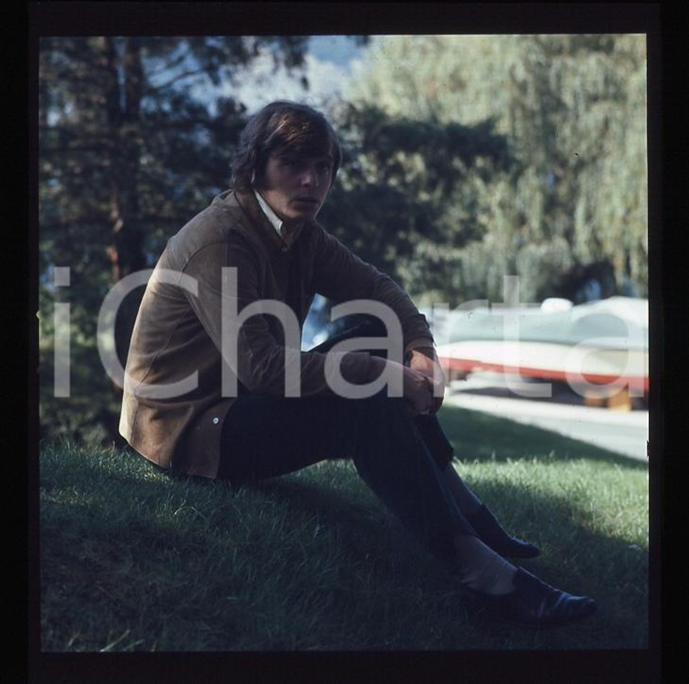 1970ca LAGO DI COMO Georgie FAME Clive Powell *DIAPOSITIVA ORIGINALE 1   Diapositiva originale a colori E' SEVERAMENTE VIETATA LA RIPRODUZIONE.TUTTI I DIRITTI SONO RISERVATI ICharta mette in vendita, sul negozio eBay e in esclusiva sul sito "icharta" il proprio archivio composto da numerose diapositive e negativi fotografici d'epoca, tutti originali e autentici, che attraversano la storia del costume italiano tra gli la fine degli anni Sessanta e Novanta.Si tratta di uno sguardo inedito sull'attualità, la politica, la vita quotidiana, il gossip e la cultura, che fotografa il cambiamento della nazione in quest'ultimo scorcio del XX secolo. Un'occasione unica per il mercato del collezionismo, che vede finalmente disponibile un archivio eccezionale per vastità, tematiche e condizioni, in un settore (il negativo fotografico e la diapositiva) di assoluta novità e dalle interessanti prospettive di investimento. CONDIZIONI:FAIR/discretoFORMATO: cm 6 x 6 originale e autentica 1