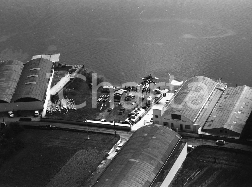 1960 ISEO (BS) ripresa aerea di cantieri nautici sul lago NEGATIVO ORIGINALE Negativo originale in bianco e nero su pellicola.  E' SEVERAMENTE VIETATA LA RIPRODUZIONE.TUTTI I DIRITTI SONO RISERVATI.ICharta mette in vendita, sul negozio eBay e in esclusiva sul sito "icharta" il proprio archivio composto da numerose diapositive e negativi fotografici d'epoca, tutti originali e autentici.Si tratta di uno sguardo inedito sull'attualità, la politica, la vita quotidiana, il gossip e la cultura, che fotografa il cambiamento della nazione (e non solo) tra il 1890 ed il 1990 circa. Un'occasione unica per il mercato del collezionismo, che vede finalmente disponibile un archivio eccezionale per vastità, tematiche e condizioni, in un settore (il negativo fotografico e la diapositiva) di assoluta novità e dalle interessanti prospettive di investimento. CONDIZIONI:FAIR/discretoFORMATO: cm 9 x 6 originale e autentica 1