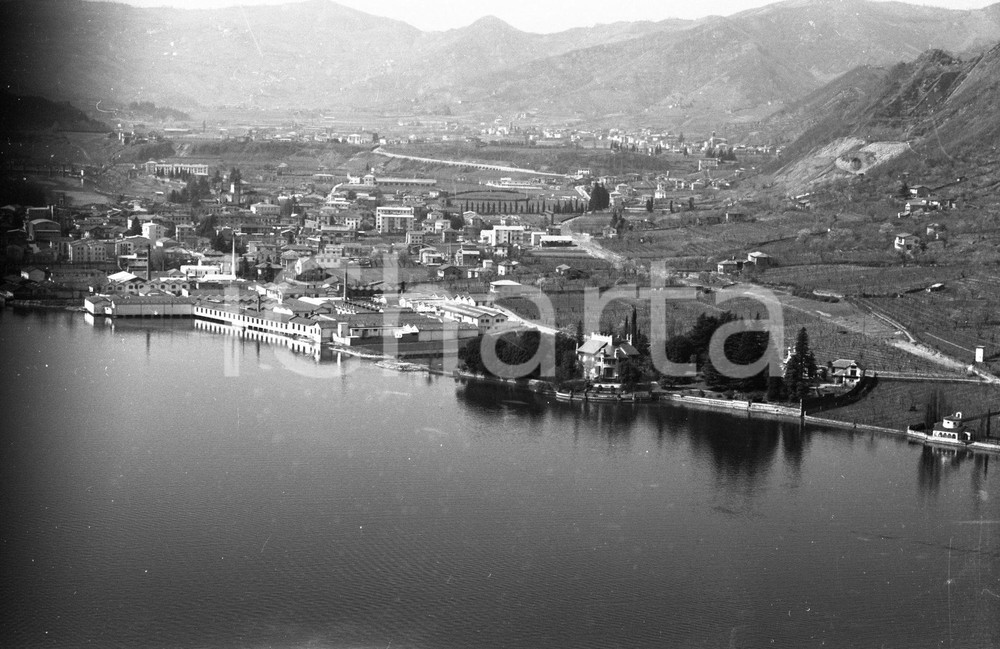1960 ISEO (BS) ripresa aerea della città sul lago NEGATIVO ORIGINALE 3 Negativo originale in bianco e nero su pellicola.  E' SEVERAMENTE VIETATA LA RIPRODUZIONE.TUTTI I DIRITTI SONO RISERVATI.ICharta mette in vendita, sul negozio eBay e in esclusiva sul sito "icharta" il proprio archivio composto da numerose diapositive e negativi fotografici d'epoca, tutti originali e autentici.Si tratta di uno sguardo inedito sull'attualità, la politica, la vita quotidiana, il gossip e la cultura, che fotografa il cambiamento della nazione (e non solo) tra il 1890 ed il 1990 circa. Un'occasione unica per il mercato del collezionismo, che vede finalmente disponibile un archivio eccezionale per vastità, tematiche e condizioni, in un settore (il negativo fotografico e la diapositiva) di assoluta novità e dalle interessanti prospettive di investimento. CONDIZIONI:FAIR/discretoFORMATO: cm 9 x 6 originale e autentica 1