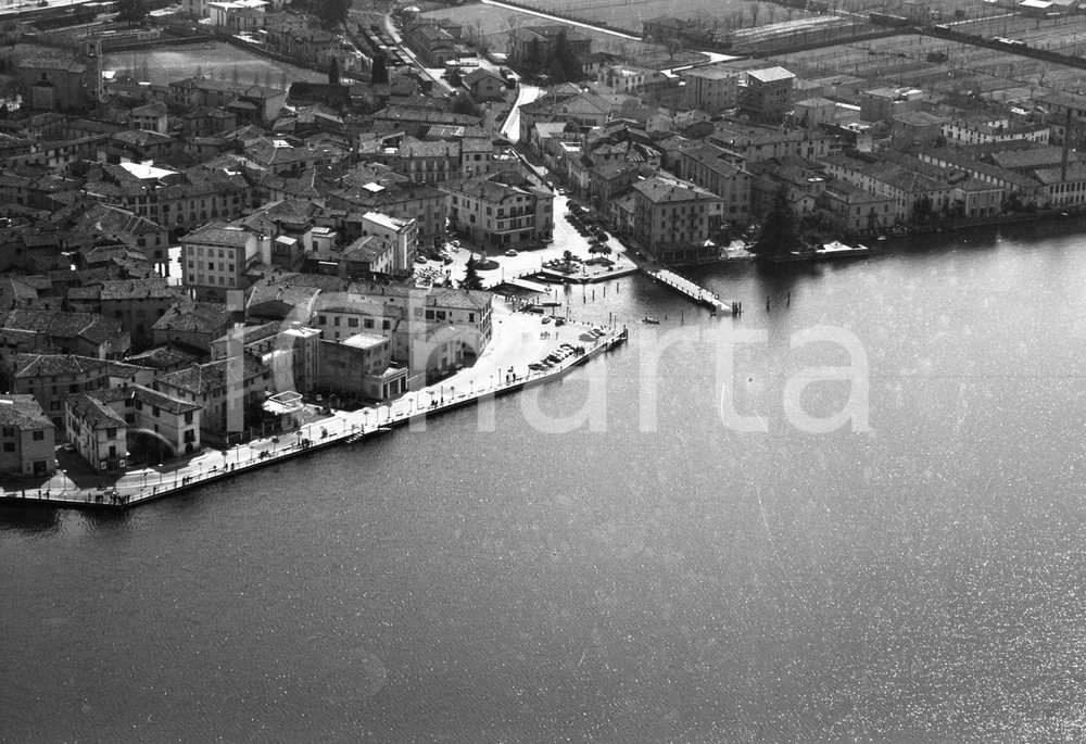 1960 ISEO (BS) ripresa aerea della città sul lago NEGATIVO ORIGINALE 5 Negativo originale in bianco e nero su pellicola.  E' SEVERAMENTE VIETATA LA RIPRODUZIONE.TUTTI I DIRITTI SONO RISERVATI.ICharta mette in vendita, sul negozio eBay e in esclusiva sul sito "icharta" il proprio archivio composto da numerose diapositive e negativi fotografici d'epoca, tutti originali e autentici.Si tratta di uno sguardo inedito sull'attualità, la politica, la vita quotidiana, il gossip e la cultura, che fotografa il cambiamento della nazione (e non solo) tra il 1890 ed il 1990 circa. Un'occasione unica per il mercato del collezionismo, che vede finalmente disponibile un archivio eccezionale per vastità, tematiche e condizioni, in un settore (il negativo fotografico e la diapositiva) di assoluta novità e dalle interessanti prospettive di investimento. CONDIZIONI:FAIR/discretoFORMATO: cm 9 x 6 originale e autentica 1