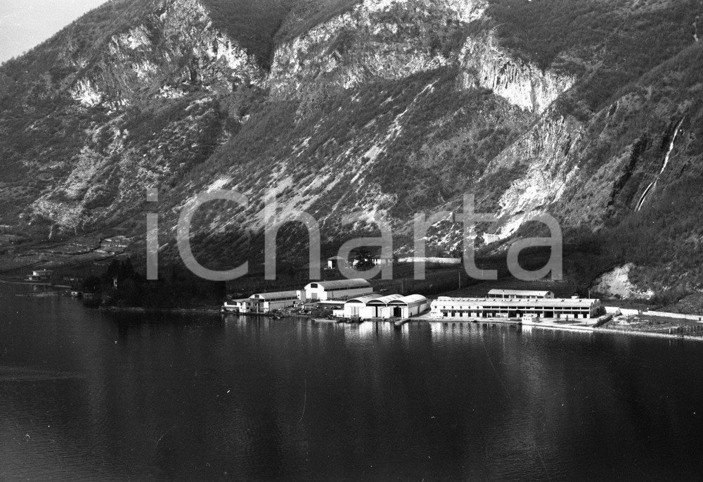 1960 ISEO (BS) ripresa aerea di cantieri nautici sul lago NEGATIVO ORIGINALE 2 Negativo originale in bianco e nero su pellicola.  E' SEVERAMENTE VIETATA LA RIPRODUZIONE.TUTTI I DIRITTI SONO RISERVATI.ICharta mette in vendita, sul negozio eBay e in esclusiva sul sito "icharta" il proprio archivio composto da numerose diapositive e negativi fotografici d'epoca, tutti originali e autentici.Si tratta di uno sguardo inedito sull'attualità, la politica, la vita quotidiana, il gossip e la cultura, che fotografa il cambiamento della nazione (e non solo) tra il 1890 ed il 1990 circa. Un'occasione unica per il mercato del collezionismo, che vede finalmente disponibile un archivio eccezionale per vastità, tematiche e condizioni, in un settore (il negativo fotografico e la diapositiva) di assoluta novità e dalle interessanti prospettive di investimento. CONDIZIONI:FAIR/discretoFORMATO: cm 9 x 6 originale e autentica 1