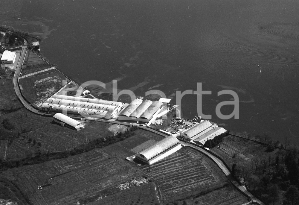 1960 SARNICO ripresa aerea cantieri nautici RIVA NEGATIVO ORIGINALE 1 Negativo originale in bianco e nero su pellicola.  E' SEVERAMENTE VIETATA LA RIPRODUZIONE.TUTTI I DIRITTI SONO RISERVATI.ICharta mette in vendita, sul negozio eBay e in esclusiva sul sito "icharta" il proprio archivio composto da numerose diapositive e negativi fotografici d'epoca, tutti originali e autentici.Si tratta di uno sguardo inedito sull'attualità, la politica, la vita quotidiana, il gossip e la cultura, che fotografa il cambiamento della nazione (e non solo) tra il 1890 ed il 1990 circa. Un'occasione unica per il mercato del collezionismo, che vede finalmente disponibile un archivio eccezionale per vastità, tematiche e condizioni, in un settore (il negativo fotografico e la diapositiva) di assoluta novità e dalle interessanti prospettive di investimento. CONDIZIONI:FAIR/discretoFORMATO: cm 9 x 6 originale e autentica 1