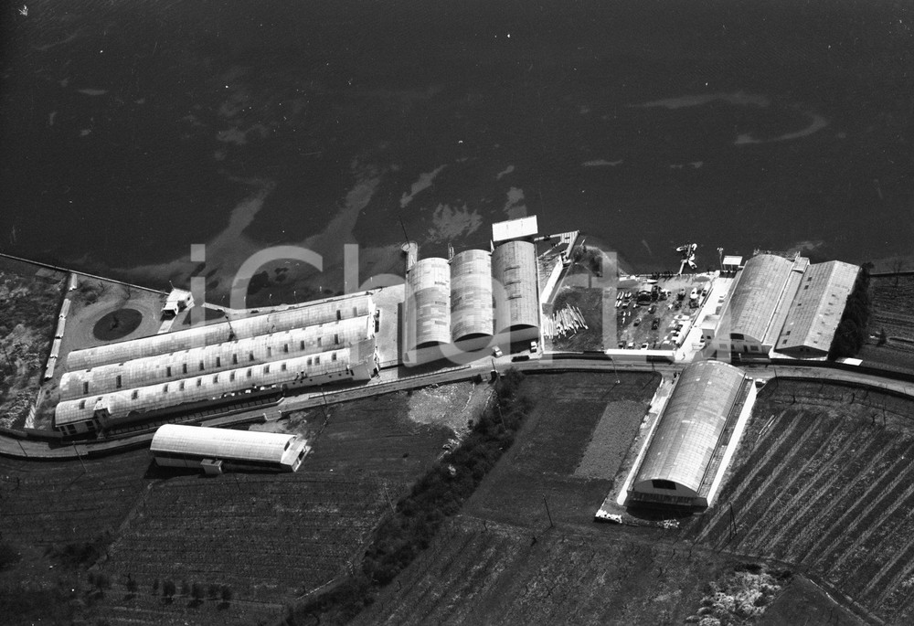 1960 SARNICO ripresa aerea cantieri nautici RIVA NEGATIVO ORIGINALE 2 Negativo originale in bianco e nero su pellicola.  E' SEVERAMENTE VIETATA LA RIPRODUZIONE.TUTTI I DIRITTI SONO RISERVATI.ICharta mette in vendita, sul negozio eBay e in esclusiva sul sito "icharta" il proprio archivio composto da numerose diapositive e negativi fotografici d'epoca, tutti originali e autentici.Si tratta di uno sguardo inedito sull'attualità, la politica, la vita quotidiana, il gossip e la cultura, che fotografa il cambiamento della nazione (e non solo) tra il 1890 ed il 1990 circa. Un'occasione unica per il mercato del collezionismo, che vede finalmente disponibile un archivio eccezionale per vastità, tematiche e condizioni, in un settore (il negativo fotografico e la diapositiva) di assoluta novità e dalle interessanti prospettive di investimento. CONDIZIONI:FAIR/discretoFORMATO: cm 9 x 6 originale e autentica 1
