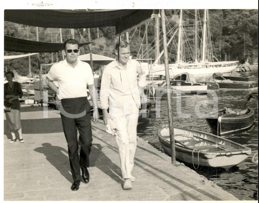 Fotografia d epoca originale 1962 PORTOFINO Glenn FORD a passeggio con un amico Foto 24x18 cm 1