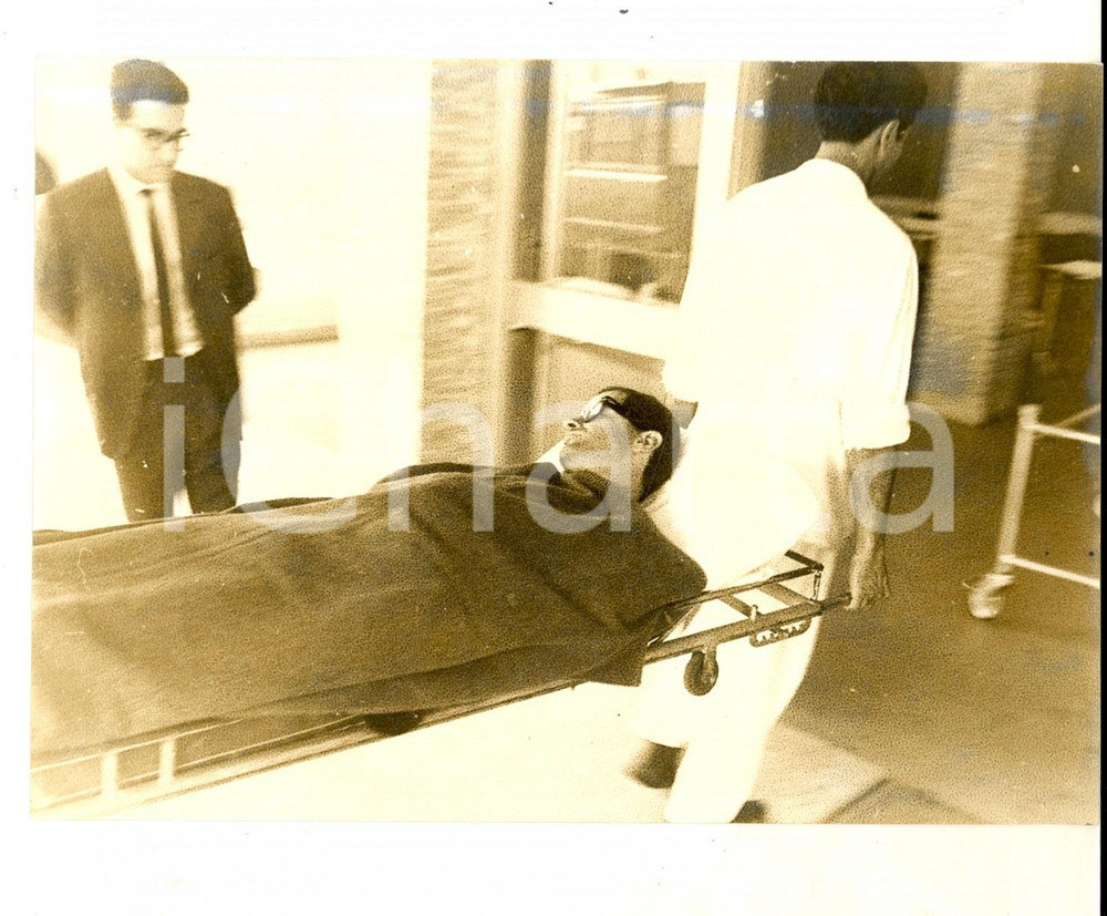 Fotografia d epoca originale 1963 GENOVA Gino PAOLI arriva in ospedale dopo il tentato suicidio Foto 18x13 1