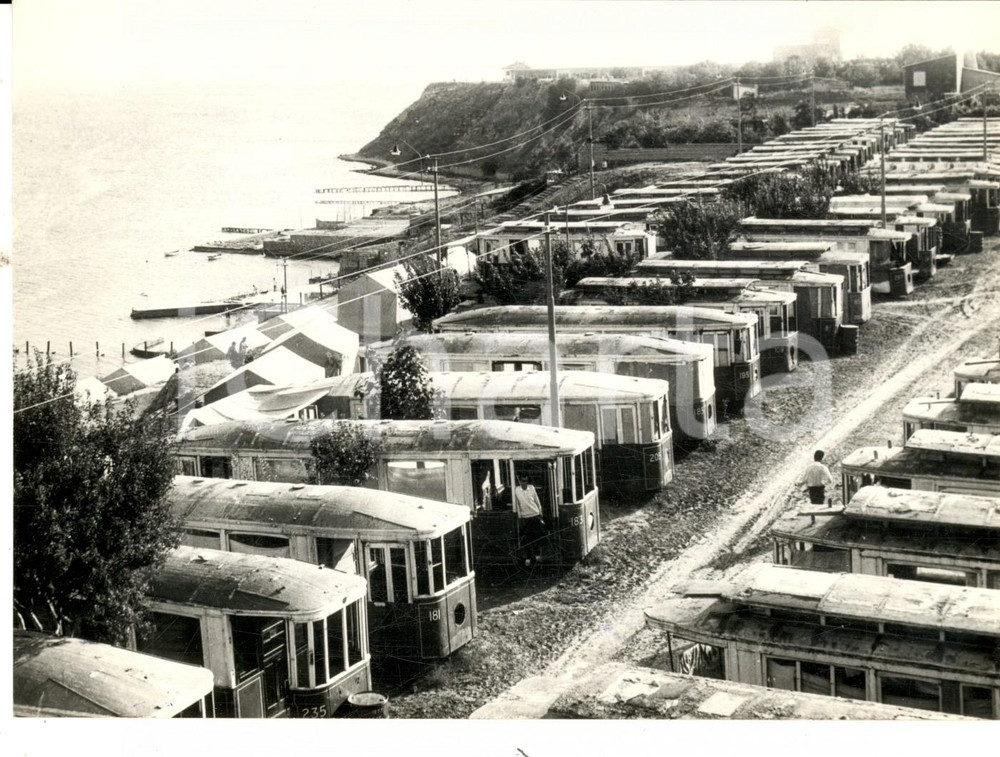 Fotografia d epoca originale 1968 MARE DI MARMARA TURCHIA Vecchi tram diventano case per le vacanze Foto 1