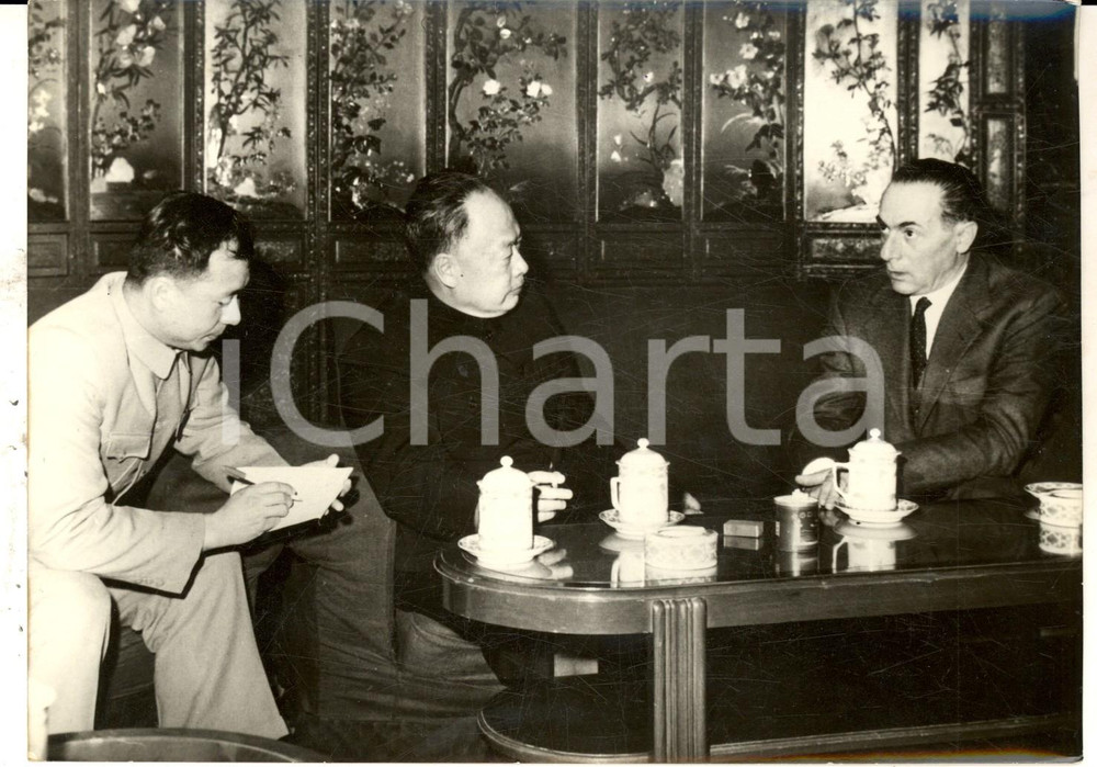 Fotografia d epoca originale 1959 PECHINO Il vice premier CHEN YI riceve in udienza Enrico MATTEI Foto 18x13 1