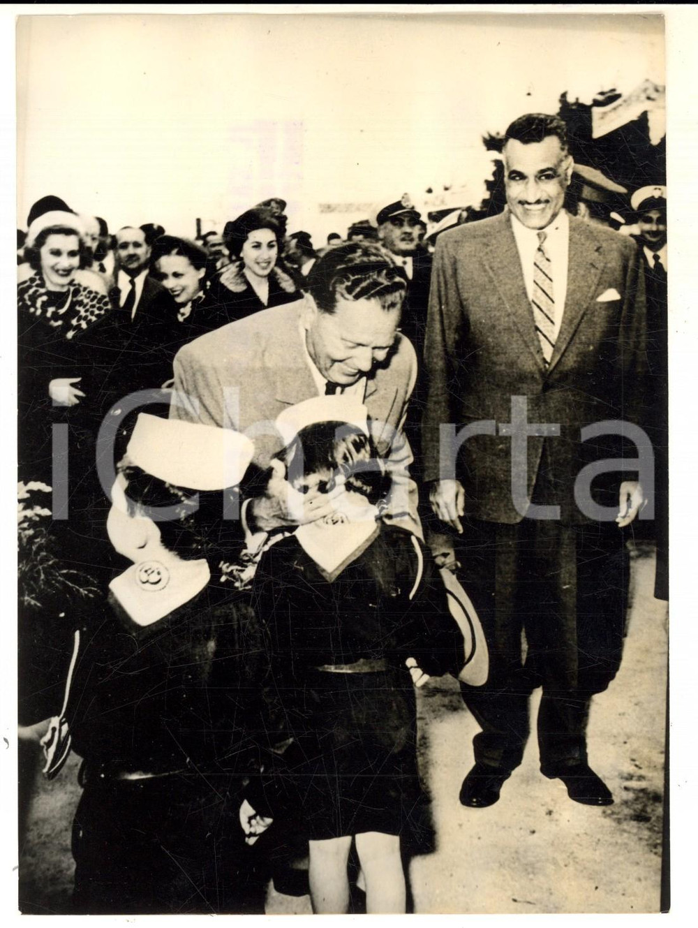 Fotografia d epoca originale 1959 IL CAIRO Maresciallo TITO e presidente NASSER salutati dai bambini 1