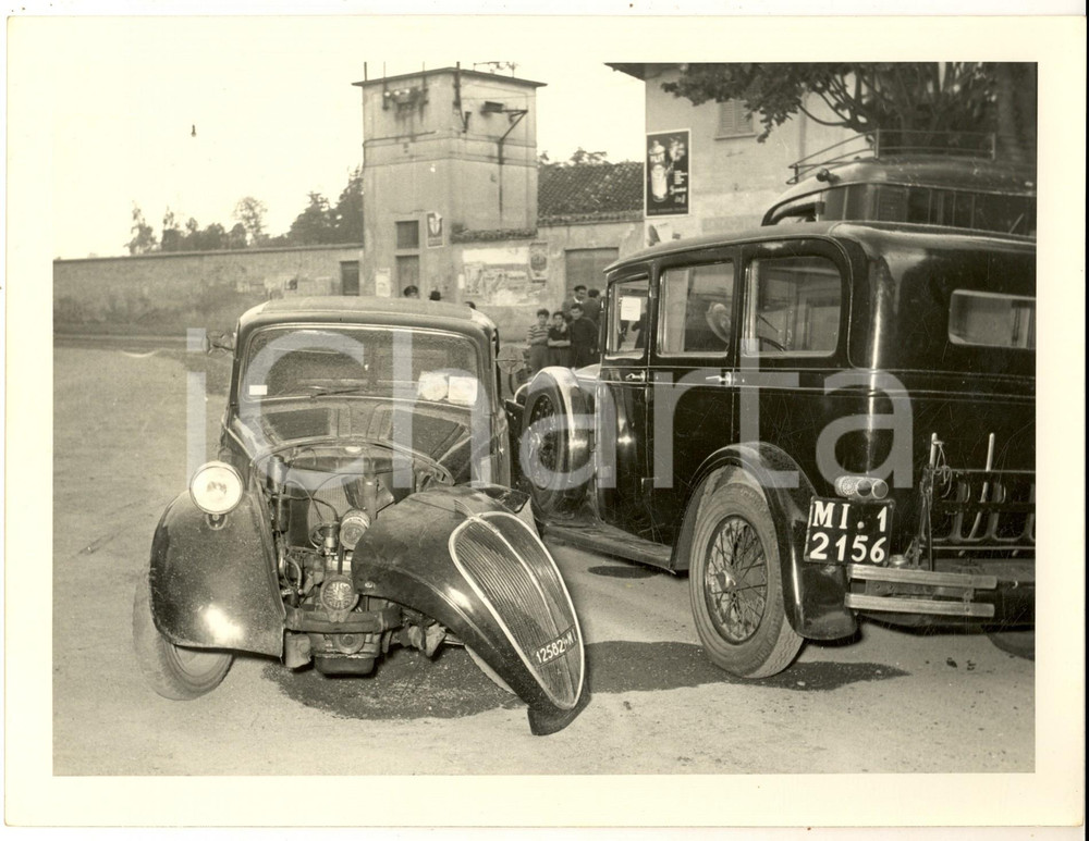 Fotografia d epoca originale 1951 ROBECCO SUL NAVIGLIO Incidente tra FIAT TOPOLINO furgone e FIAT 524 Foto 1