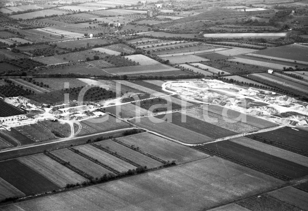 1960 VILLANUOVA SUL CLISI (BS) ripresa aerea di lavori NEGATIVO ORIGINALE 2 Negativo originale in bianco e nero su pellicola.  E' SEVERAMENTE VIETATA LA RIPRODUZIONE.TUTTI I DIRITTI SONO RISERVATI.ICharta mette in vendita, sul negozio eBay e in esclusiva sul sito "icharta" il proprio archivio composto da numerose diapositive e negativi fotografici d'epoca, tutti originali e autentici.Si tratta di uno sguardo inedito sull'attualità, la politica, la vita quotidiana, il gossip e la cultura, che fotografa il cambiamento della nazione (e non solo) tra il 1890 ed il 1990 circa. Un'occasione unica per il mercato del collezionismo, che vede finalmente disponibile un archivio eccezionale per vastità, tematiche e condizioni, in un settore (il negativo fotografico e la diapositiva) di assoluta novità e dalle interessanti prospettive di investimento. CONDIZIONI:FAIR/discretoFORMATO: cm 9 x 6 originale e autentica 1