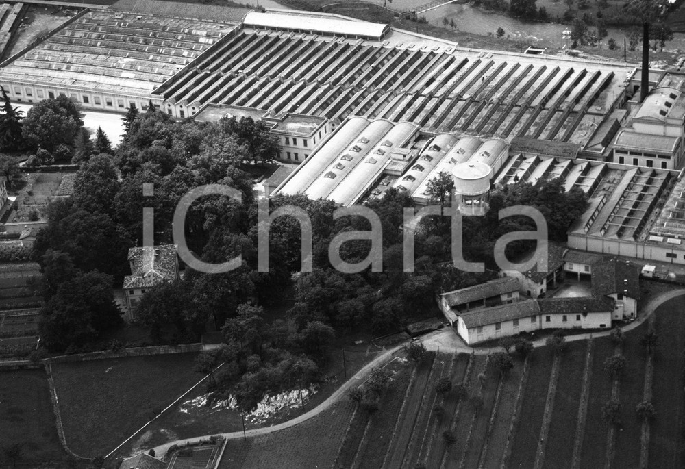 1960 GAVARDO (BS) ripresa aerea Lanificio di Gavardo NEGATIVO ORIGINALE 1 Negativo originale in bianco e nero su pellicola.  E' SEVERAMENTE VIETATA LA RIPRODUZIONE.TUTTI I DIRITTI SONO RISERVATI.ICharta mette in vendita, sul negozio eBay e in esclusiva sul sito "icharta" il proprio archivio composto da numerose diapositive e negativi fotografici d'epoca, tutti originali e autentici.Si tratta di uno sguardo inedito sull'attualità, la politica, la vita quotidiana, il gossip e la cultura, che fotografa il cambiamento della nazione (e non solo) tra il 1890 ed il 1990 circa. Un'occasione unica per il mercato del collezionismo, che vede finalmente disponibile un archivio eccezionale per vastità, tematiche e condizioni, in un settore (il negativo fotografico e la diapositiva) di assoluta novità e dalle interessanti prospettive di investimento. CONDIZIONI:FAIR/discretoFORMATO: cm 9 x 6 originale e autentica 1