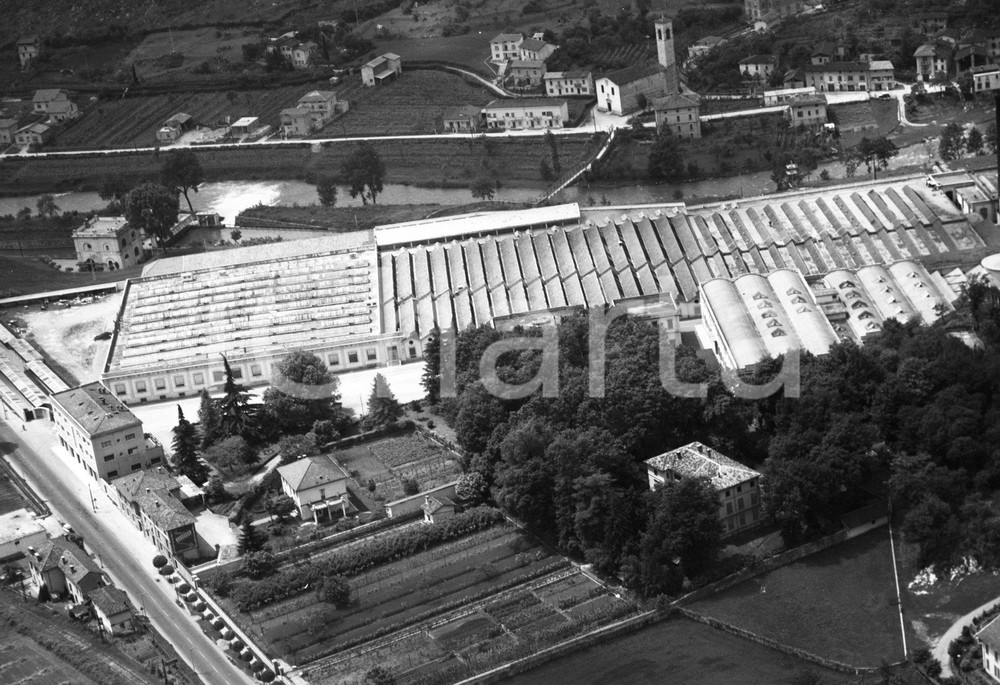 1960 GAVARDO (BS) ripresa aerea Lanificio di Gavardo NEGATIVO ORIGINALE 2 Negativo originale in bianco e nero su pellicola.  E' SEVERAMENTE VIETATA LA RIPRODUZIONE.TUTTI I DIRITTI SONO RISERVATI.ICharta mette in vendita, sul negozio eBay e in esclusiva sul sito "icharta" il proprio archivio composto da numerose diapositive e negativi fotografici d'epoca, tutti originali e autentici.Si tratta di uno sguardo inedito sull'attualità, la politica, la vita quotidiana, il gossip e la cultura, che fotografa il cambiamento della nazione (e non solo) tra il 1890 ed il 1990 circa. Un'occasione unica per il mercato del collezionismo, che vede finalmente disponibile un archivio eccezionale per vastità, tematiche e condizioni, in un settore (il negativo fotografico e la diapositiva) di assoluta novità e dalle interessanti prospettive di investimento. CONDIZIONI:FAIR/discretoFORMATO: cm 9 x 6 originale e autentica 1