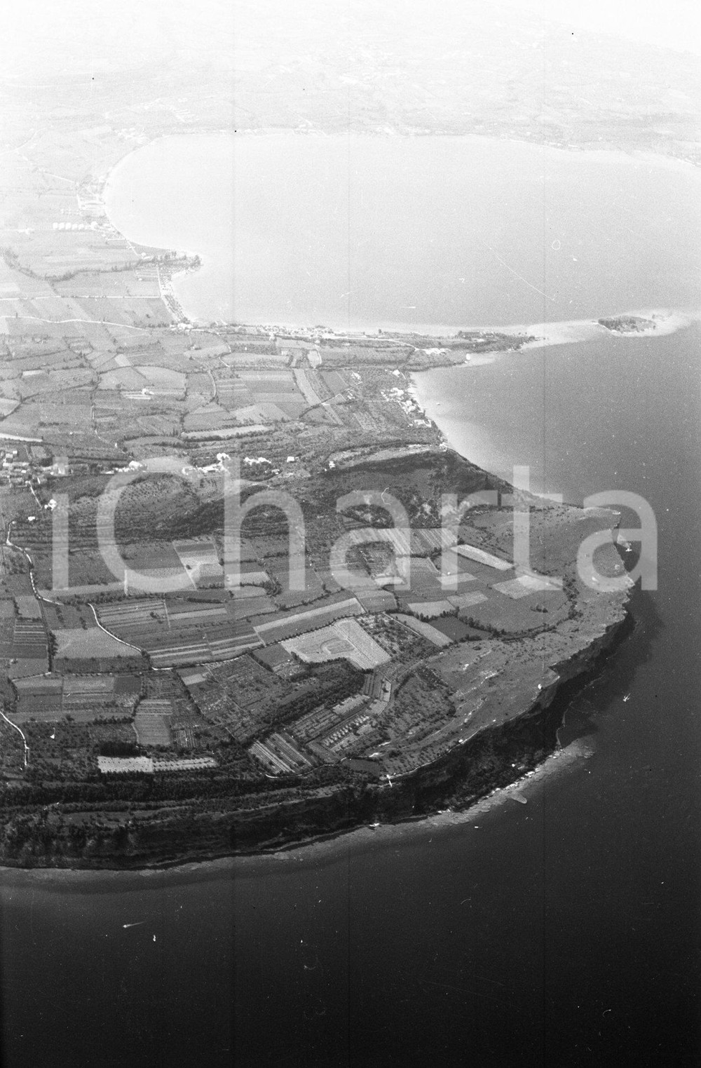 1961 MANERBA DEL GARDA (BS) ripresa aerea NEGATIVO ORIGINALE 3 Negativo originale in bianco e nero su pellicola.  E' SEVERAMENTE VIETATA LA RIPRODUZIONE.TUTTI I DIRITTI SONO RISERVATI.ICharta mette in vendita, sul negozio eBay e in esclusiva sul sito "icharta" il proprio archivio composto da numerose diapositive e negativi fotografici d'epoca, tutti originali e autentici.Si tratta di uno sguardo inedito sull'attualità, la politica, la vita quotidiana, il gossip e la cultura, che fotografa il cambiamento della nazione (e non solo) tra il 1890 ed il 1990 circa. Un'occasione unica per il mercato del collezionismo, che vede finalmente disponibile un archivio eccezionale per vastità, tematiche e condizioni, in un settore (il negativo fotografico e la diapositiva) di assoluta novità e dalle interessanti prospettive di investimento. CONDIZIONI:FAIR/discretoFORMATO: cm 9 x 6 originale e autentica 1