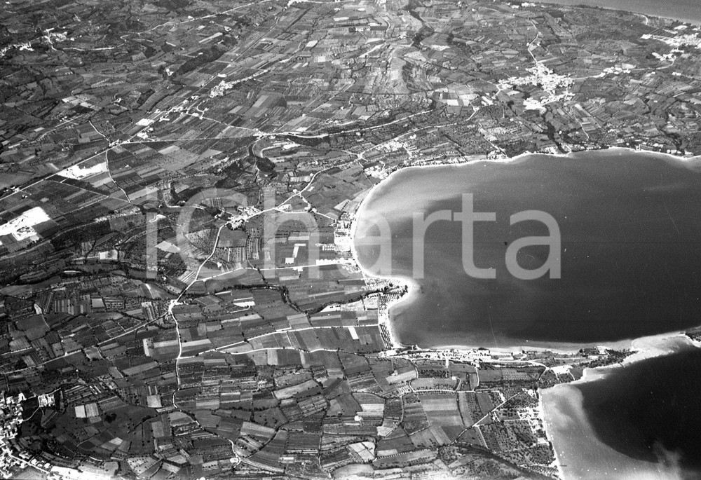 1961 MANERBA DEL GARDA (BS) ripresa aerea NEGATIVO ORIGINALE 7 Negativo originale in bianco e nero su pellicola.  E' SEVERAMENTE VIETATA LA RIPRODUZIONE.TUTTI I DIRITTI SONO RISERVATI.ICharta mette in vendita, sul negozio eBay e in esclusiva sul sito "icharta" il proprio archivio composto da numerose diapositive e negativi fotografici d'epoca, tutti originali e autentici.Si tratta di uno sguardo inedito sull'attualità, la politica, la vita quotidiana, il gossip e la cultura, che fotografa il cambiamento della nazione (e non solo) tra il 1890 ed il 1990 circa. Un'occasione unica per il mercato del collezionismo, che vede finalmente disponibile un archivio eccezionale per vastità, tematiche e condizioni, in un settore (il negativo fotografico e la diapositiva) di assoluta novità e dalle interessanti prospettive di investimento. CONDIZIONI:FAIR/discretoFORMATO: cm 9 x 6 originale e autentica 1