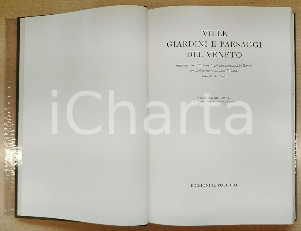 1979 Johann Christoph VOLKAMER Ville, giardini e paesaggi del Veneto POLIFILO 1 Pubblicazione con copertina rigida in mezza pelle e sovraccoperta in acetato.Impresso in mille esemplari. Legatura eseguita da Mario Rigoldi.A cura di Ennio Concina e con un'introduzione di Lionello Puppi. TITOLO: Ville, giardini e paesaggi del Veneto nelle incisioni dell'opera di Johann Christoph Volkamer con la descrizione del Lago di Garda e del Monte BaldoEDITORE: Edizioni Il Polifilo PAGINE: 206CONDIZIONI:FAIR/discreto Piccolo strappo al dorso della sovraccopertaFORMATO: 25x36 cm originale e autentica 1