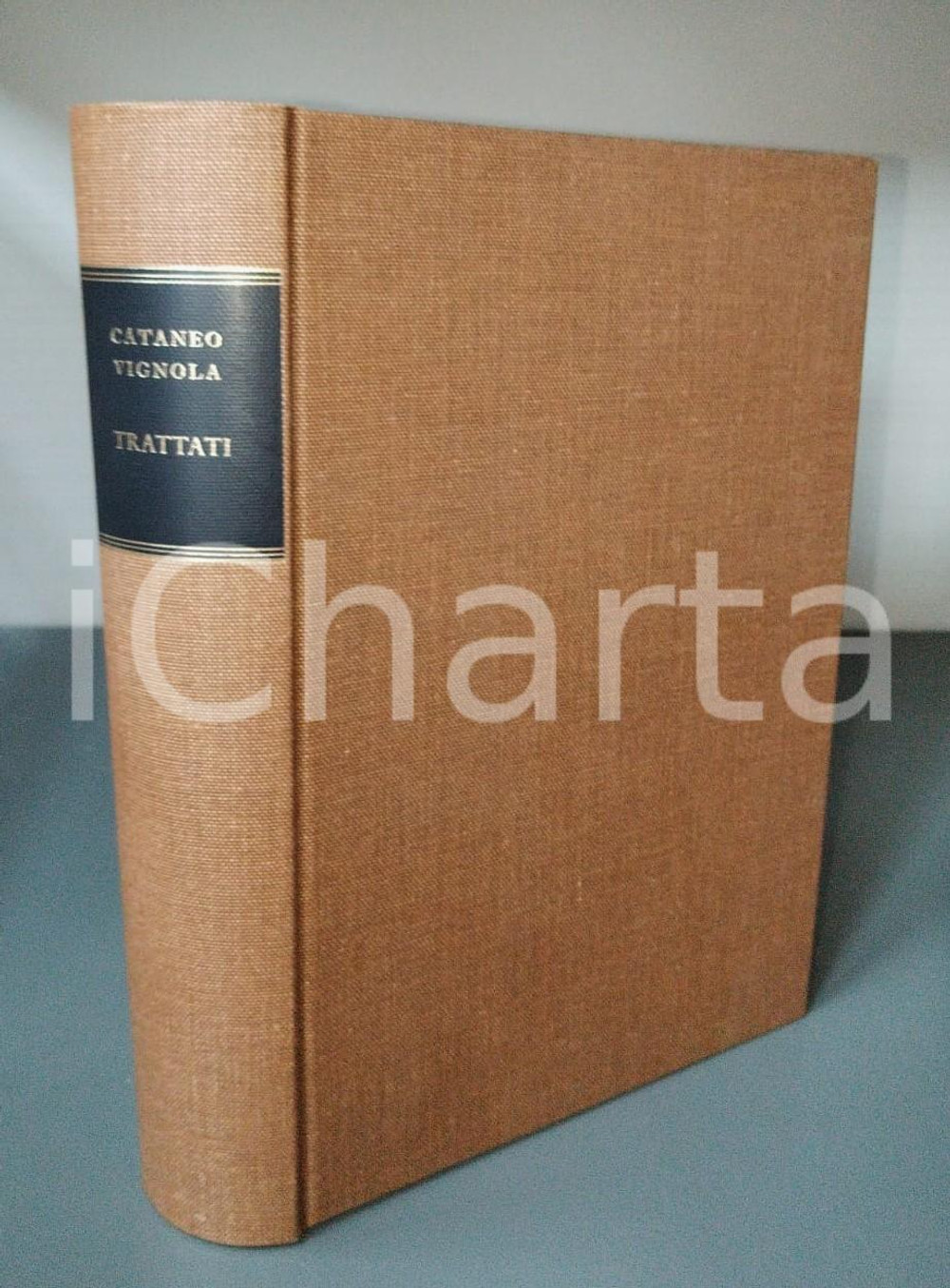 1985 Pietro CATANEO Giacomo BAROZZI DA VIGNOLA Trattati - Edizioni IL POLIFILO 1 Pubblicazione con copertina rigida.A cura di Elena Bassi, Sandro Benedetti, Renato Bonelli, Licisco Magagnato, Paola Marini, Tommaso Scalesse, Camillo Semenzato, Maria Walcher Casotti.TITOLO COMPLETO: Trattati con l'aggiunta degli scritti di architettura di Alvise Cornaro, Francesco Giorgi, Claudio Tolomei, Giangiorgio Trissino, Giorgi Vasari.EDITORE: Edizioni Il PolifiloCOLLANA: Classici italiani di scienze tecniche e arti - Trattati di architettura PAGINE: 587CONDIZIONI:FAIR/discreto Piccole macchie al margine superiore della paginaFORMATO: 18x27 cm originale e autentica 1
