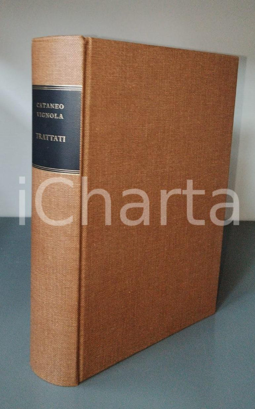 1985 Pietro CATANEO Giacomo BAROZZI DA VIGNOLA Trattati - Edizioni IL POLIFILO Pubblicazione con copertina rigida.A cura di Elena Bassi, Sandro Benedetti, Renato Bonelli, Licisco Magagnato, Paola Marini, Tommaso Scalesse, Camillo Semenzato, Maria Walcher Casotti.TITOLO COMPLETO: Trattati con l'aggiunta degli scritti di architettura di Alvise Cornaro, Francesco Giorgi, Claudio Tolomei, Giangiorgio Trissino, Giorgi Vasari.EDITORE: Edizioni Il PolifiloCOLLANA: Classici italiani di scienze tecniche e arti - Trattati di architettura PAGINE: 587CONDIZIONI:FAIR/discreto Piccole macchie al margine superiore della paginaFORMATO: 18x27 cm originale e autentica 1
