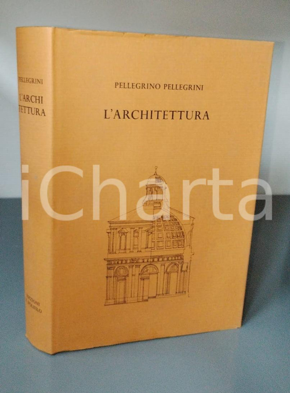 1990 Pellegrino PELLEGRINI L'architettura - Edizioni IL POLIFILO (1) Pubblicazione con copertina rigida e sovraccoperta.Edizione critica a cura di Giorgio Panizza. Introduzione e note di Adele Buratti Mazzotta.EDITORE: Edizioni Il PolifiloCOLLANA: Classici italiani di scienze tecniche e arti - Trattati di architettura PAGINE: 486CONDIZIONI:FAIR/discreto Lievi segni di usuraFORMATO: 18x27 cm originale e autentica 1