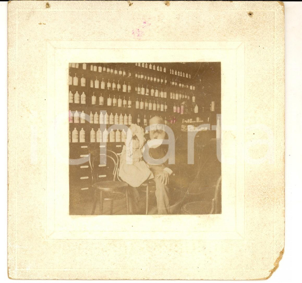 Fotografia d epoca originale 1910 ca AREA FRANCESE Nonno con la nipotina in drogheria Foto VINTAGE 14x14 1