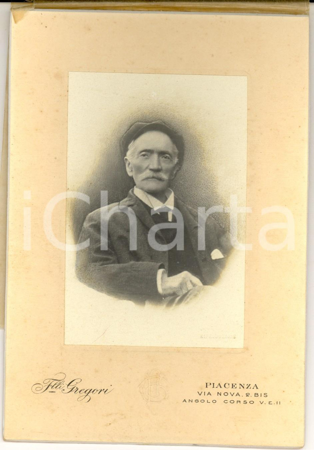 Fotografia d epoca originale 1900 ca PIACENZA Ritratto maschile con cappello Foto F.lli GREGORI 11x16 1
