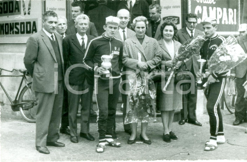 Fotografia d epoca originale 1966 MILANO Squadra U.S. CAVARIESE vince gara ciclistica FOTO 1
