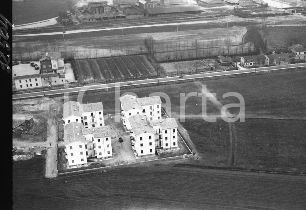 1962 MANTOVA ripresa aerea Case Edison NEGATIVO ORIGINALE 4 Negativo originale in bianco e nero su pellicola.  E' SEVERAMENTE VIETATA LA RIPRODUZIONE.TUTTI I DIRITTI SONO RISERVATI. 0ICharta mette in vendita, sul negozio eBay e in esclusiva sul sito "icharta" il proprio archivio composto da numerose diapositive e negativi fotografici d'epoca, tutti originali e autentici.Si tratta di uno sguardo inedito sull'attualità, la politica, la vita quotidiana, il gossip e la cultura, che fotografa il cambiamento della nazione (e non solo) tra il 1890 ed il 1990 circa. Un'occasione unica per il mercato del collezionismo, che vede finalmente disponibile un archivio eccezionale per vastità, tematiche e condizioni, in un settore (il negativo fotografico e la diapositiva) di assoluta novità e dalle interessanti prospettive di investimento. CONDIZIONI:FAIR/discretoFORMATO: cm 9 x 6 originale e autentica 1