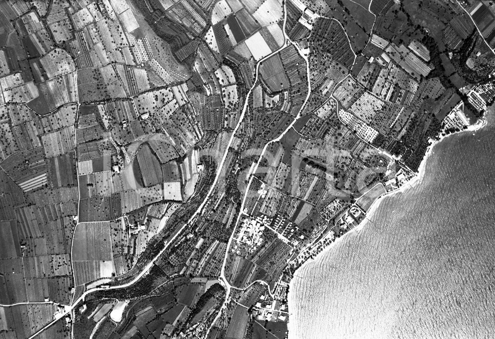 1961 MANERBA DEL GARDA (BS) ripresa aerea del golfo NEGATIVO ORIGINALE 30 Negativo originale in bianco e nero su pellicola.  E' SEVERAMENTE VIETATA LA RIPRODUZIONE.TUTTI I DIRITTI SONO RISERVATI.ICharta mette in vendita, sul negozio eBay e in esclusiva sul sito "icharta" il proprio archivio composto da numerose diapositive e negativi fotografici d'epoca, tutti originali e autentici.Si tratta di uno sguardo inedito sull'attualità, la politica, la vita quotidiana, il gossip e la cultura, che fotografa il cambiamento della nazione (e non solo) tra il 1890 ed il 1990 circa. Un'occasione unica per il mercato del collezionismo, che vede finalmente disponibile un archivio eccezionale per vastità, tematiche e condizioni, in un settore (il negativo fotografico e la diapositiva) di assoluta novità e dalle interessanti prospettive di investimento. CONDIZIONI:FAIR/discretoFORMATO: cm 9 x 6 originale e autentica 1