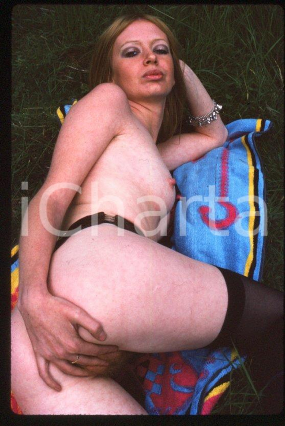 1977 ENGLAND donna in posa foto erotica 35mm vintage slide Diapositiva originale a colori, in formato 35 mm.Per i diritti rivolgersi a ICharta.ICharta mette in vendita, sul negozio eBay e in esclusiva sul sito "icharta" il proprio archivio composto da numerose diapositive e negativi fotografici d'epoca, tutti originali e autentici.Si tratta di uno sguardo inedito sull'attualità, la politica, la vita quotidiana, il gossip e la cultura, che fotografa il cambiamento della nazione (e non solo) tra il 1890 ed il 1990 circa. Un'occasione unica per il mercato del collezionismo, che vede finalmente disponibile un archivio eccezionale per vastità, tematiche e condizioni, in un settore (il negativo fotografico e la diapositiva) di assoluta novità e dalle interessanti prospettive di investimento. CONDIZIONI:FAIR/discretoFORMATO: 35mm originale e autentica 1