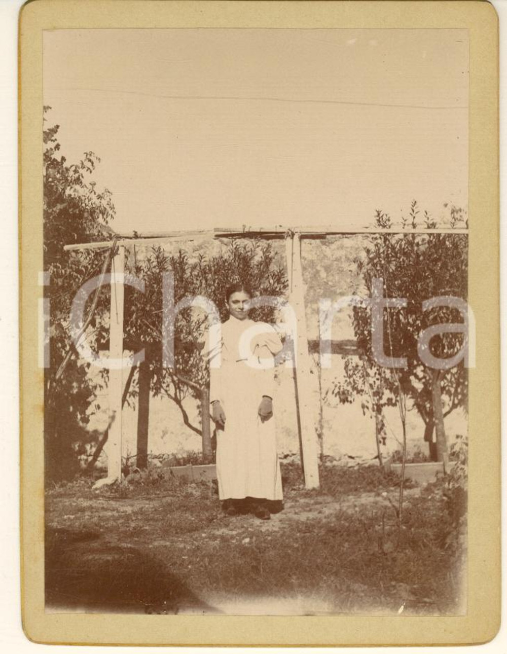Fotografia d epoca originale 1890 ca AREA FRANCESE Ragazza in bianco in un cortile Foto VINTAGE 10x12 1