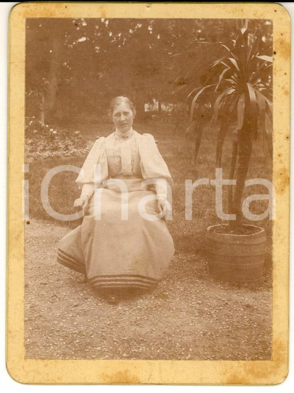 Fotografia d epoca originale 1890 ca AREA FRANCESE Donna nel giardino di una villa Foto VINTAGE 8x12 cm 1