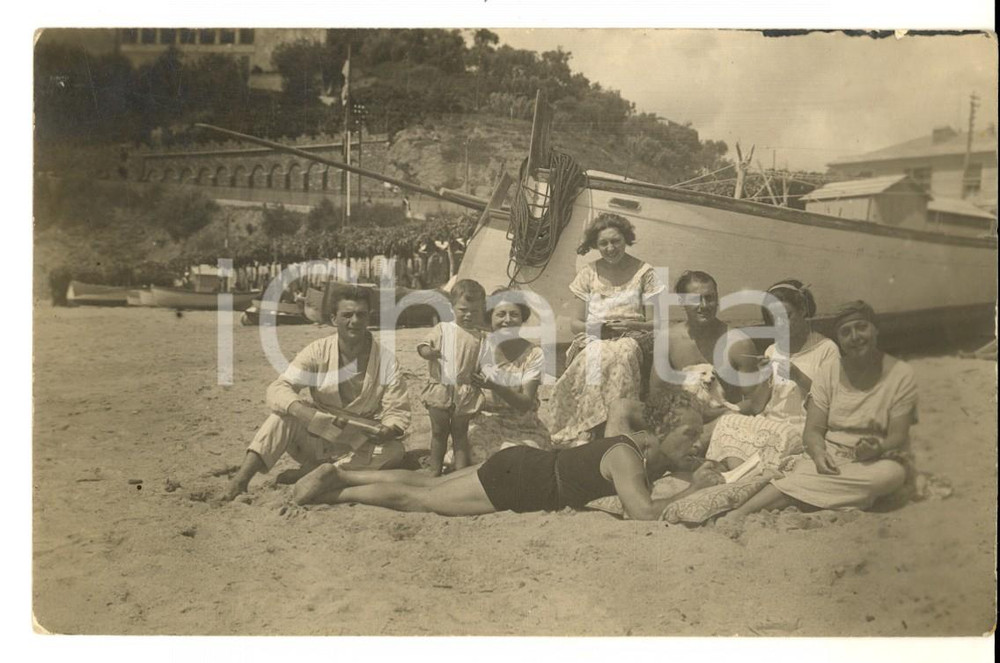 Fotografia d epoca originale 1920 ca LIGURIA Ritratto di famiglia in spiaggia Foto cartolina VINTAGE 1