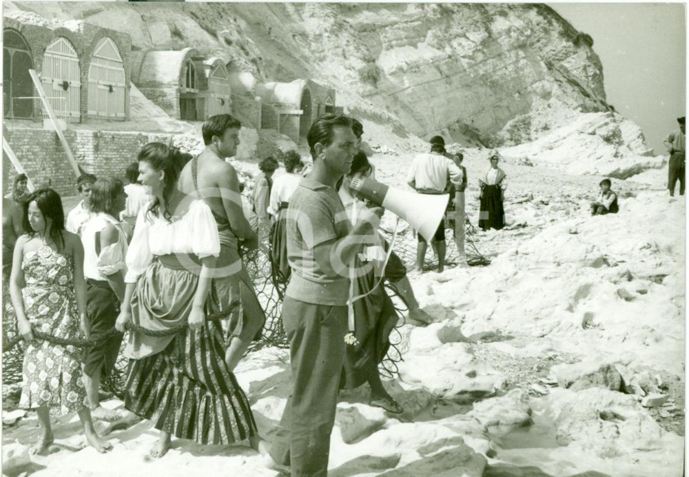 Fotografia d epoca originale 1962 LE PRIGIONIERE ISOLA DEL DIAVOLO Piero NUCCORINI dirige attori Foto set 1