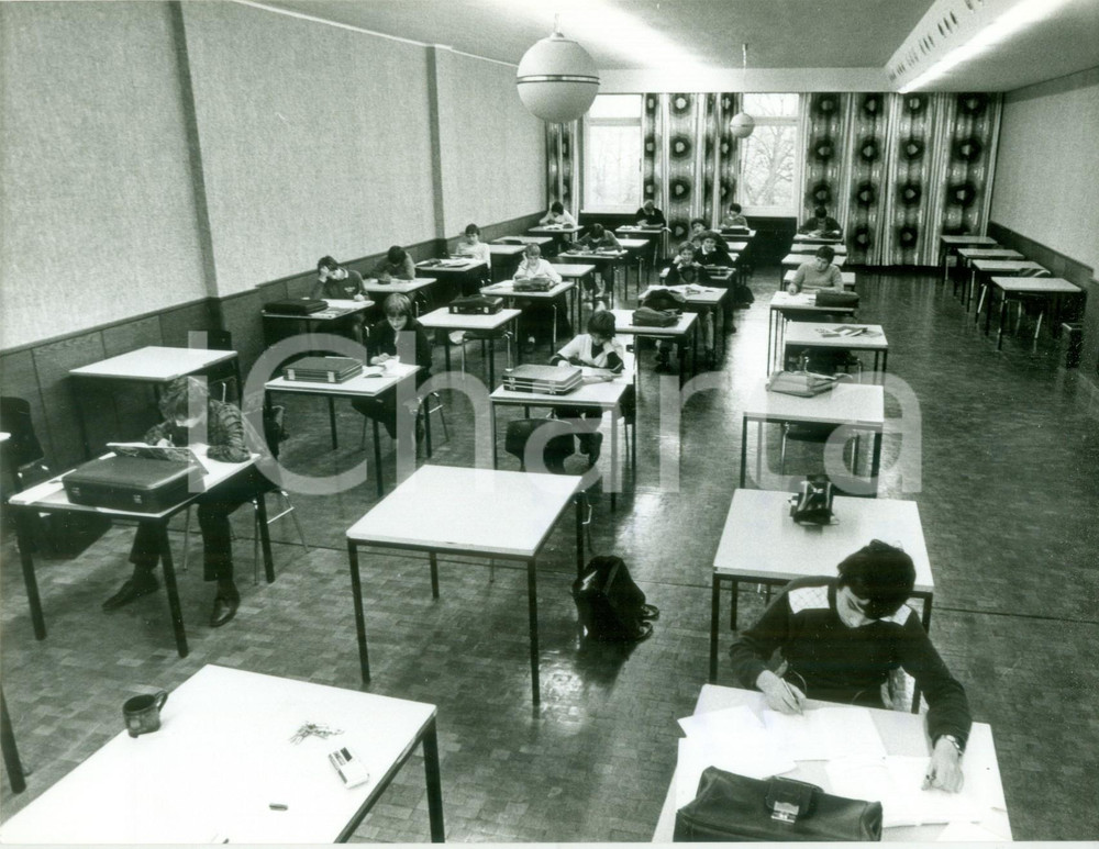 Fotografia d epoca originale 1981 BAD GODESBERG Alunni dell ALOYSIUSKOLLEG nell aula studio Fotografia 1