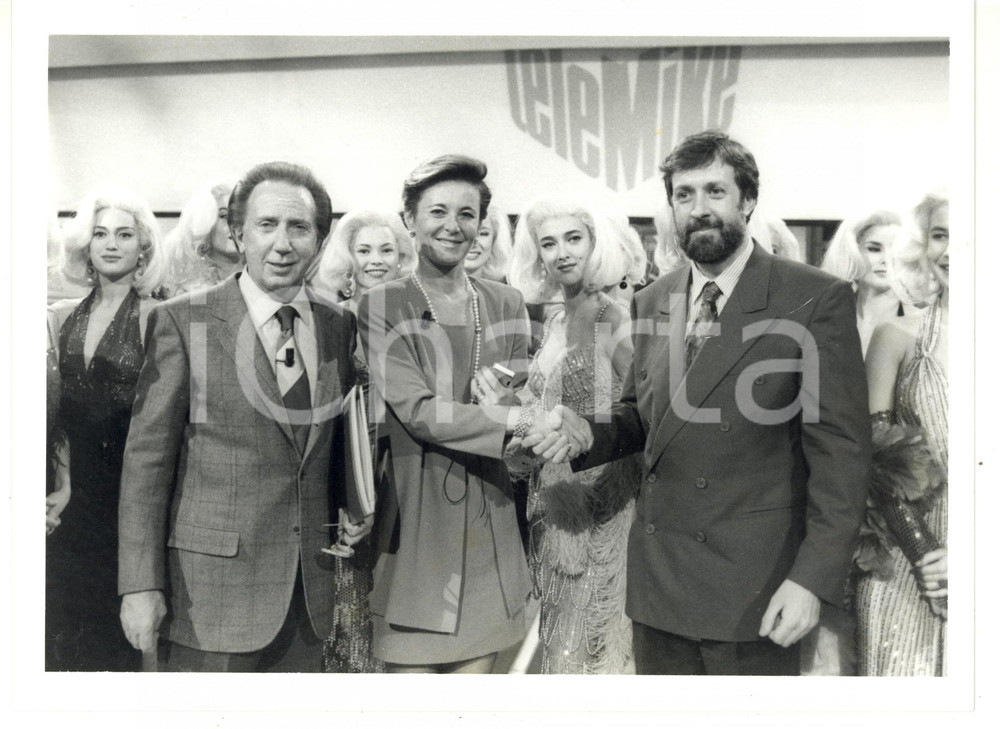 1990 ca TELEMIKE Mike BONGIORNO - Campioni Isabella LAMA Giulio MARLIA (2) Fotografia di agenzia. CONDIZIONI: GFORMATO: 24x18 cm  originale e autentica 1