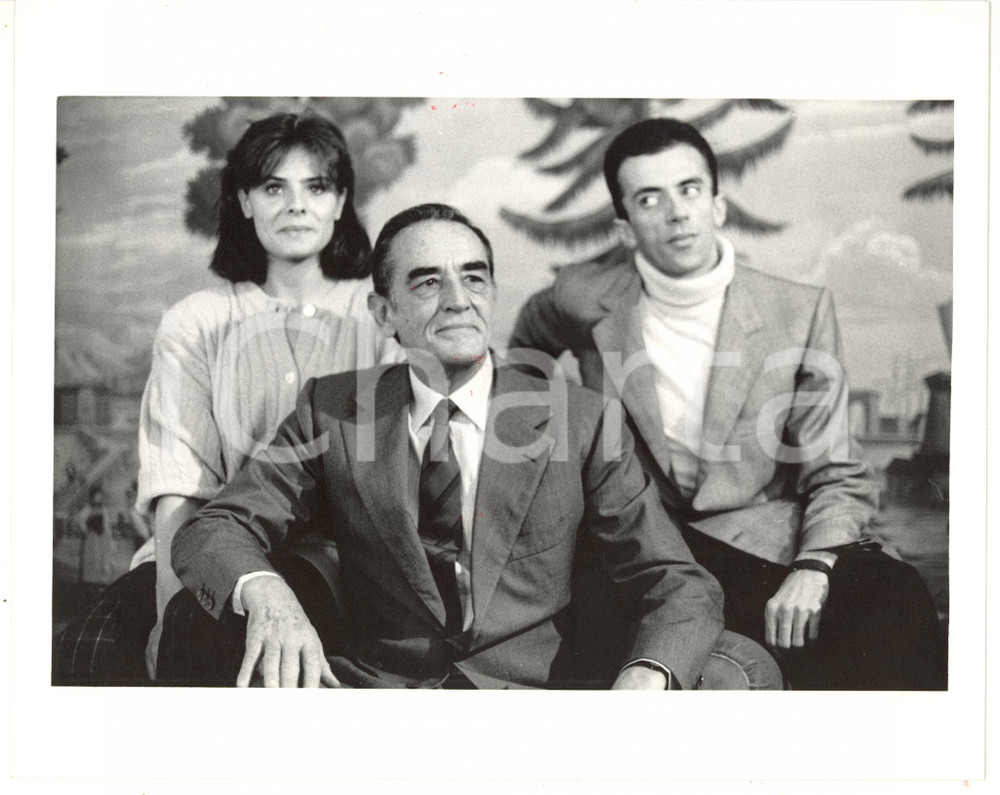 1988 CINEMA Vittorio GASSMAN - Sergio MEOGROSSI - Giusi CATALDO Foto 25x20 Fotografia di agenzia. CONDIZIONI: GFORMATO: 25x20 cm  originale e autentica 1