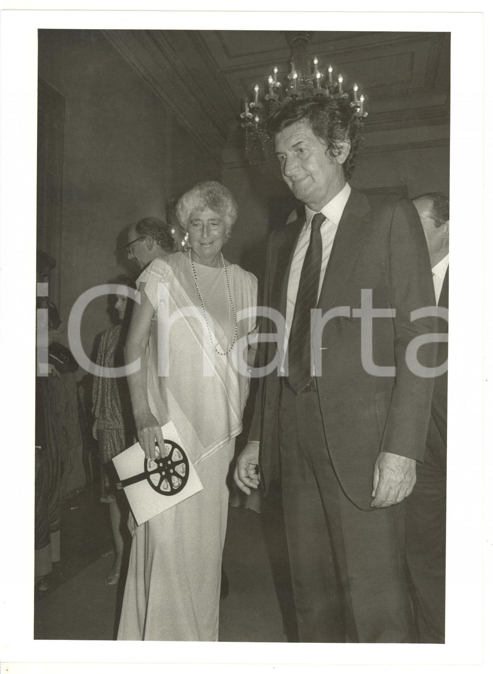 1985 ca VENEZIA Sindaco Mario RIGO con Susanna AGNELLI a una serata di gala FOTO Fotografia di agenzia. CONDIZIONI: GFORMATO: 18x24 cm  originale e autentica 1