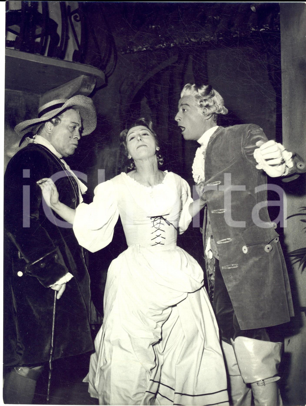 Fotografia d epoca originale 1965 ca ROMA TEATRO Scena con Carlo D ANGELO in costume storico Foto 18x24 1