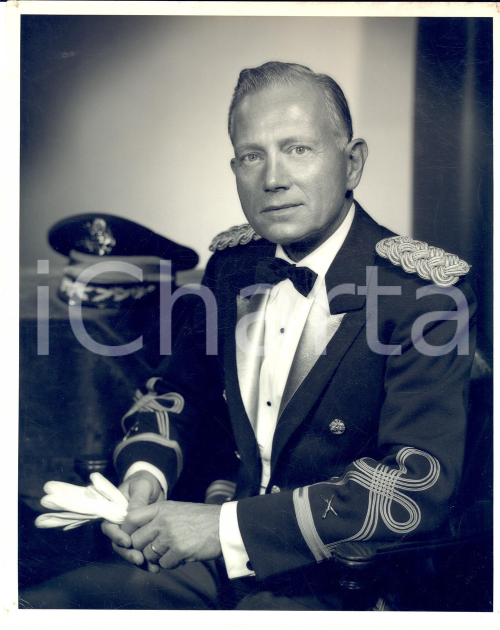 1956 WASHINGTON Major Chester E. WHITING director US Army Field Band - Photo Fotografia d'epoca, con didascalia al verso. CONDIZIONI: fair ( piccoli fori marginali e lievi piegature)FORMATO: 20x25 cm    originale e autentica 1