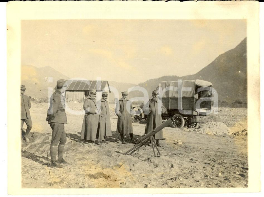 1917 WW1 ZONA DI GUERRA Ufficiali italiani in osservazione - Foto 12x9 Fotografia d'epoca.  CONDIZIONI: FAIR (macchie gialle diffuse)    originale e autentica 1