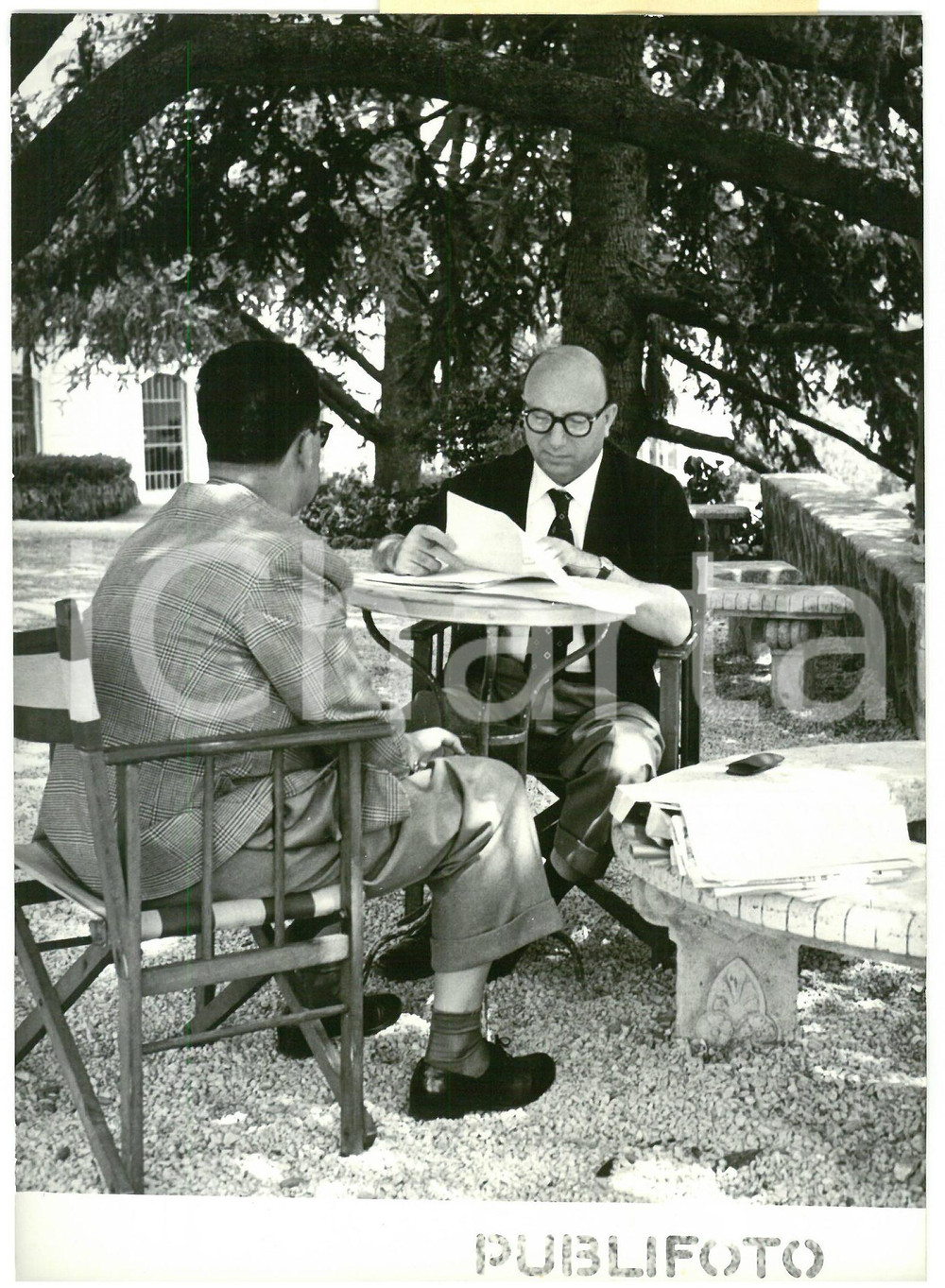 1954 FIUGGI (FR) Mario SCELBA sbriga pratiche ministeriali in vacanza ^Foto Fotografia d'epoca con didascalia coeva al verso.  CONDIZIONI: G CONDIZIONI: 13x18 cm  originale e autentica 1
