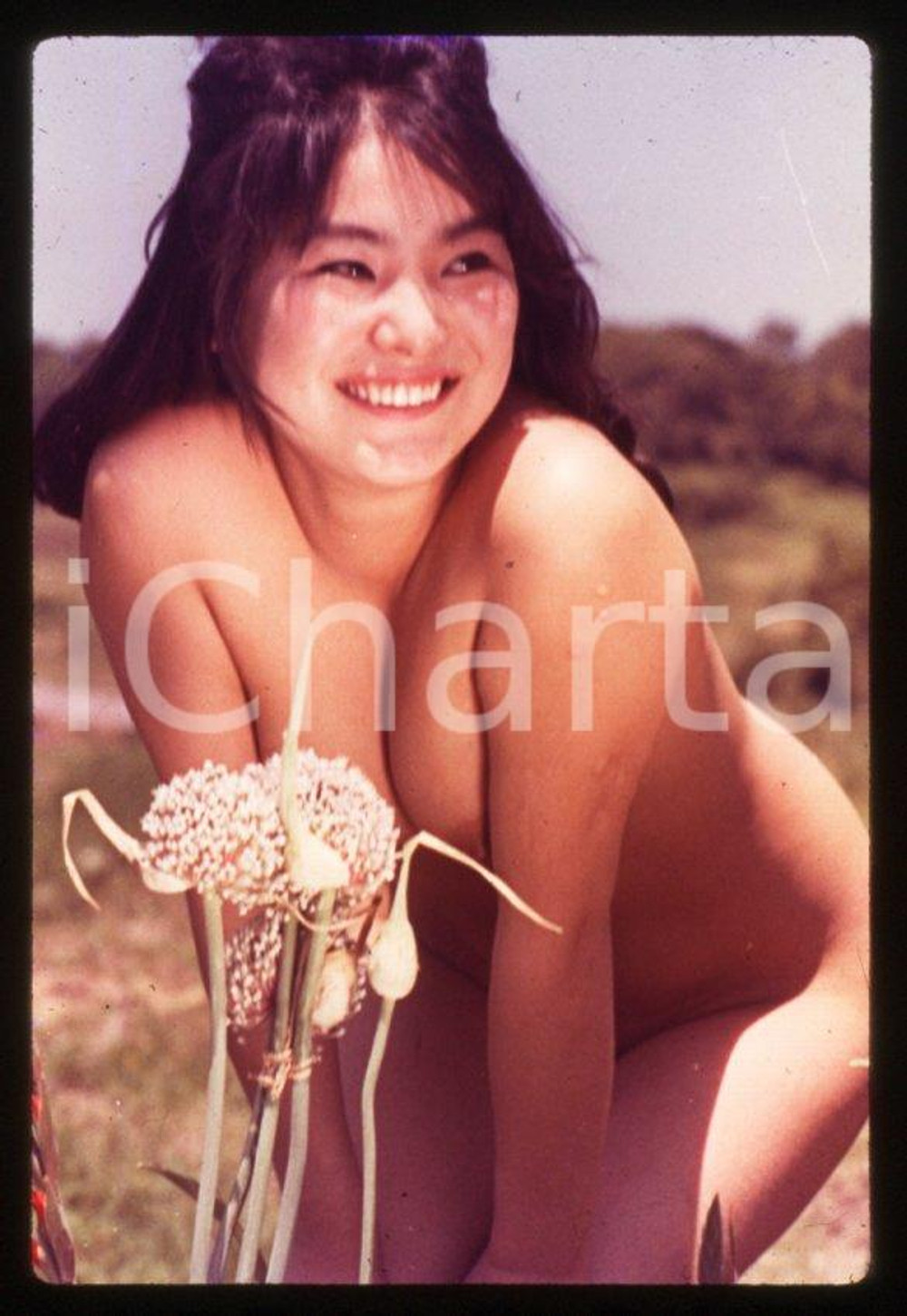 1970ca JAPAN M.Samejima for SK COLOR Co.LTD erotica 35mm vintage slide 5 Diapositiva originale a colori, in formato 35 mm.Per i diritti rivolgersi a ICharta.ICharta mette in vendita, sul negozio eBay e in esclusiva sul sito "icharta" il proprio archivio composto da numerose diapositive e negativi fotografici d'epoca, tutti originali e autentici.Si tratta di uno sguardo inedito sull'attualità, la politica, la vita quotidiana, il gossip e la cultura, che fotografa il cambiamento della nazione (e non solo) tra il 1890 ed il 1990 circa. Un'occasione unica per il mercato del collezionismo, che vede finalmente disponibile un archivio eccezionale per vastità, tematiche e condizioni, in un settore (il negativo fotografico e la diapositiva) di assoluta novità e dalle interessanti prospettive di investimento. CONDIZIONI:FAIR/discretoFORMATO: 35mm originale e autentica 1