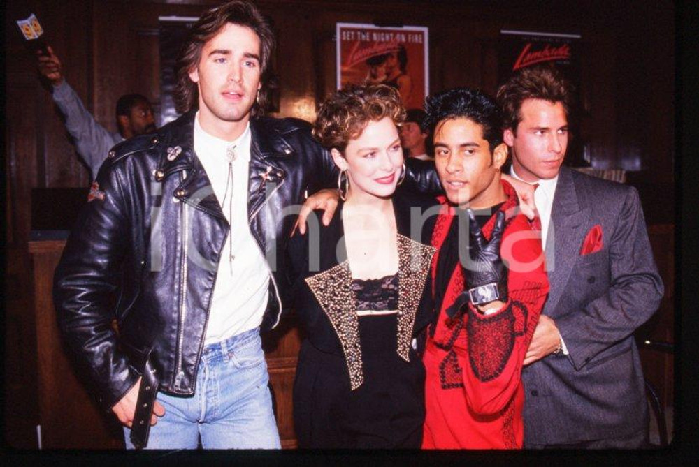 1990 "LAMBADA" Melora HARDIN  Eddie PECK & SHABBA DOO 35mm vintage slide Diapositiva originale a colori, in formato 35 mm.Per i diritti rivolgersi a ICharta.ICharta mette in vendita, sul negozio eBay e in esclusiva sul sito "icharta" il proprio archivio composto da numerose diapositive e negativi fotografici d'epoca, tutti originali e autentici.Si tratta di uno sguardo inedito sull'attualità, la politica, la vita quotidiana, il gossip e la cultura, che fotografa il cambiamento della nazione (e non solo) tra il 1890 ed il 1990 circa. Un'occasione unica per il mercato del collezionismo, che vede finalmente disponibile un archivio eccezionale per vastità, tematiche e condizioni, in un settore (il negativo fotografico e la diapositiva) di assoluta novità e dalle interessanti prospettive di investimento. CONDIZIONI:FAIR/discretoFORMATO: 35mm originale e autentica 1